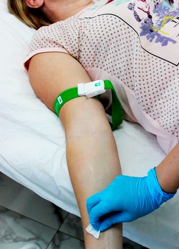 Пациенту ставят кпельницу Врач собирается поставить капельницу пациенту